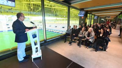 $!El director de Mediterráneo, Ángel Báez, durante la jornada en el Estadio de la Cerámica de Vila-real.