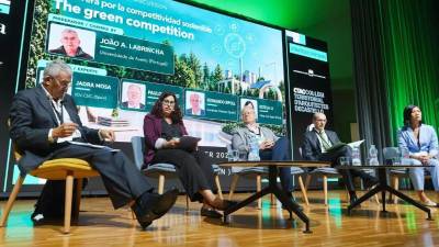 La carrera por la sostenibilidad centró la primera mesa redonda de Ignite 2026. / ERIK PRADAS PUIG