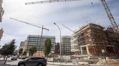 Viviendas en construccion en la playa de San Juan de Alicante.