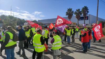 Piquetes informativos organizados por los sindicatos frente a la empresa Azteca, durante las primeras horas de este miércoles.