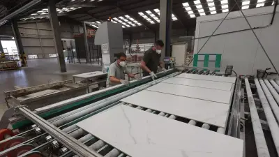 Trabajadores de una empresa cerámica.
