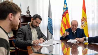 Foto de la firma del convenio entre el Ayuntamiento de l’Alcora y Fundación Torrecid.
