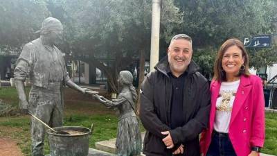 María Tormo, alcaldesa de Almassora, con el responsable de la empresa, Ramón Muñoz Montiel.