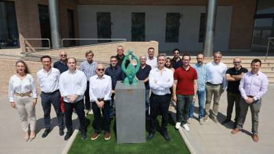 $!La propiedad y la directiva posan con el galardón económico más prestigioso de la provincia de Castellón.