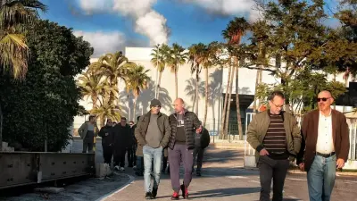Trabajadores de la empresa, antes de una reunión de la negociación del despido.