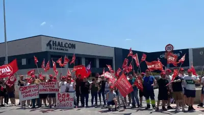 Protesta de los trabajadores a la puerta de la empresa.