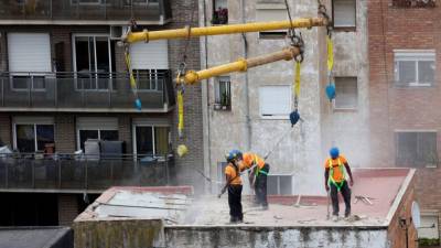 Operarios colgados de grúas desconstruirán edificios del pasaje Sigüenza.