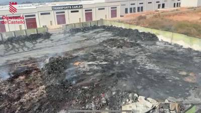 $!El incendio de Almassora, a un paso de la extinción: así ha quedado la nave industrial