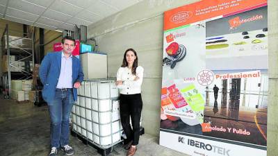David Rodríguez y Joanna Sanchez, en las instalaciones de Iberotek ubicadas en Almassora.