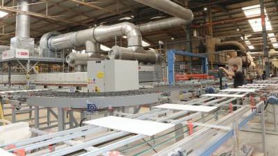 Línea de producción de cerámica.