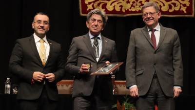 El presidente de Porcelanosa Grupo, Héctor Colonques, recogió la medalla de oro otorgada a la multinacional vila-realense. DAVID GARCIA