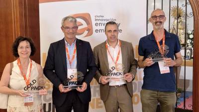 A la derecha, David Gálvez, CEO de Sacmi Ibérica, junto al resto de ganadores de los premios GoldPack.