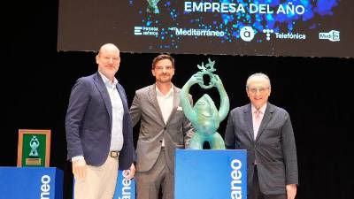 $!Javier Moll, presidente de Prensa Ibérica, con Fernando Tomás, director general de Smalticeram España y David Moreno, director financiero de la firma.