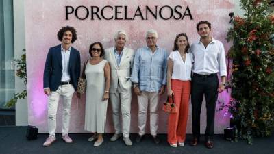 Seis de los invitados de la inauguración de la tienda de Porcelanosa en Marbella.