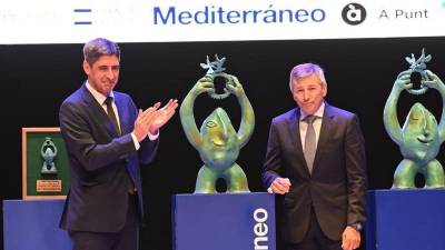 Joaquín Font de Mora, consejero delegado de Vidres, recibe el premio de manos de Andrés Sánchez, director general de Prensa Ibérica en la Comunidad Valenciana, Murcia y Andalucía.