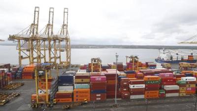 Fotografía de contenedores en el puerto de Buenaventura (Colombia).