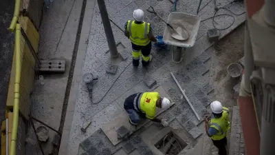 Obras en una acera del Eixample de Barcelona.