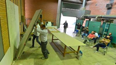 Actividad de formación para colocar láminas cerámicas, desarrolladas en las instalaciones de Labora en Castelló.