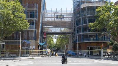 Obras en la desaparecida central de Telefónica en la Vila Olímpica, en proceso de convertirse en una promoción con viviendas de lujo y de protección oficial.