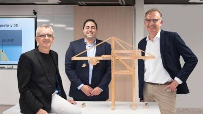 La grúa valenciana que multiplica la eficiencia y seguridad de los puertos