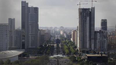 La torre Ikon, el proyecto del gran arquitecto Ricardo Bofill ya ha alcanzado su máxima altura de 110 metros, creando una nueva puerta a la ciudad. JM López