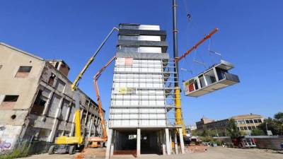 Edificio de vivienda pública de producción industrializada en la calle Marroc de Barcelona