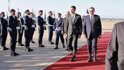 El presidente del Gobierno de España, Pedro Sánchez, en la recepción por parte del primer ministro marroquí, Aziz Akhannouch, a su llegada a Rabat este miércoles.