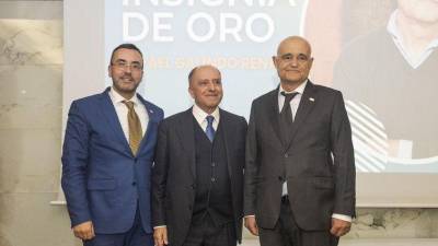 El homenajeado, Rafael Galindo, junto al alcalde de Vila-real, José Benlloch; y el presidente de ATC, Juan José Montoro.