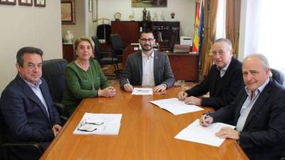 La firma del documento, con los representantes del Ayuntamiento de l’Alcora en compañía del presidente del Grupo Pamesa, Fernando Roig, y el máximo responsable de Bestile, Celso López.