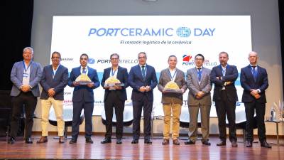 Imagen de los premiados con las autoridades.