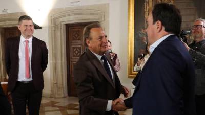 $!Ismael García Peris saluda a Juanfran Pérez Llorca en presencia de Raúl Carnicer.