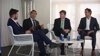 Argüelles (2º i) habla en la mesa redonda con Roth (i), Molina (2º d) y Peñalver (d), ayer en Castelló.