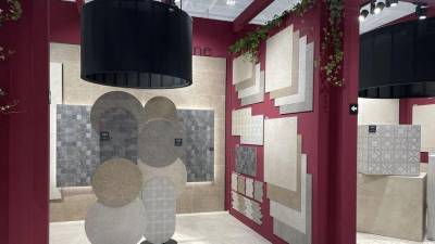 $!Los volúmenes superpuestos dotan una muestra de azulejos de mucha personalidad. Este es un ejemplo del estand de Saloni en Cersaie 2021.