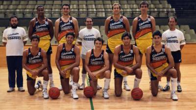 $!La plantilla del Estudiantes Todagrés 1987-88, con David Russell, Pedro Rodríguez, John Pinone, Ion Rementería, José Miguel Antúnez, Carlos Montes, Vicente Gil, Guillermo Hernangómez y Javier García Coll, junto al entrenador Paco Garrido.