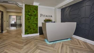 Una recepción singular con Himacs para las nuevas oficinas de Pitalia
