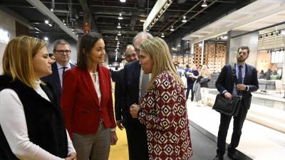 La presidenta provincial del PP, Marta Barrachina, saludó a Reyes Maroto en la feria para reivindicar las ayudas.