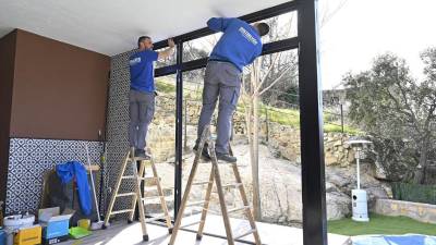 Instalación de ventanas durante la reforma de una casa de Barcelona. / Ralf Pascual