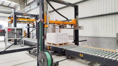 $!El sistema de flejado vertical automático une la carga con la base del palet en la nueva línea.