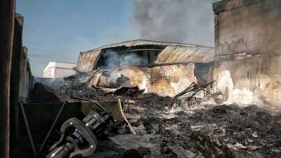 El incendio de Almassora, a un paso de la extinción: así ha quedado la nave industrial