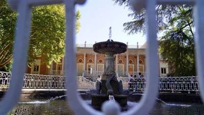 $!La fachada del palacio vista desde la Fuente de los Delfines del Parque del Capricho. / AYUNTAMIENTO DE MADRID