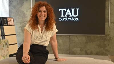 María Izquierdo, en el showroom de TAU Cerámica en la localidad castellonense de Onda.