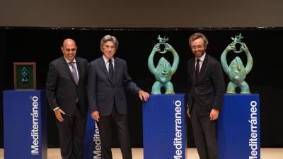 Silvestre Segarra y Héctor Colonques, de Porcelanosa, con el premio de Trayectoria Empresarial entregado por Aitor Moll en septiembre del 2023.