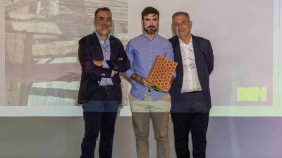 Alfonso Atienza, de Living Ceramics, Oscar Cruz, de Cruz Atelier; y Vicente Pons, director de Hábitat València.