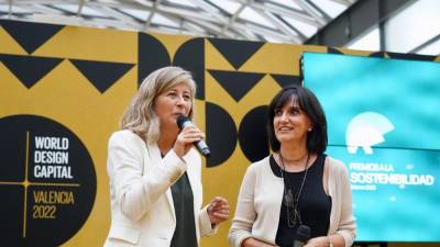 A la izquierda, Carmen Álvarez, directora de Cevisama, en un acto reciente de Valencia World Design Capital 2022.
