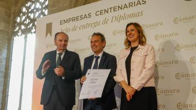 De izquierda a derecha: José Vicente Morata, presidente de Cámara de Comercio de Valencia; Tomás Fenoll Cascales, Director General de BigMat Aldino y la alcaldesa de Valencia, Mª José Catalá.