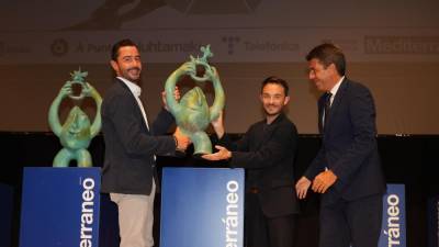 $!Daniel Sánchez y Andreas Manero, de Neolith, firma ganadora de Empresa del Año 2022, con el ‘president’ Carlos Mazón en la última gala de los premios.
