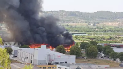 $!El incendio que ha devorado la nave de Xàtiva.