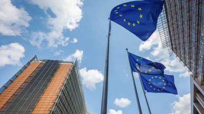 Banderas de la Unión Europea ondean frente al edificio de la Comisión Europea en Bruselas, Bélgica.