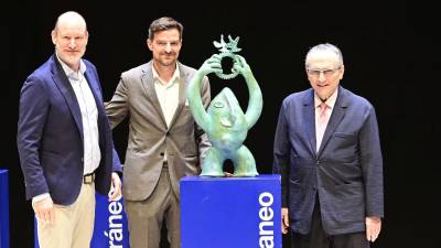 $!Javier Moll, presidente de Prensa Ibérica, con Fernando Tomás, director general de Smalticeram España y David Moreno, director financiero de la firma.