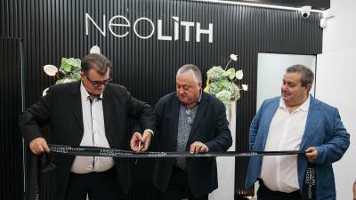 Walter Ceglia, CEO de Neolith, junto a Joan Regada, VP de Neolith en España y Jorge Fernández, Regional Sales Manager de la Zona Centro y Sur de España, durante el corte de cinta.
